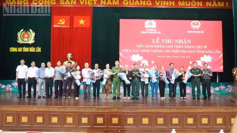 Le colonel Tran Binh Hung, directeur adjoint de la Police provinciale de Dak Lak, et des représentants des services et secteurs concernés remettent des cadeaux aux proches de martyrs lors de la cérémonie.