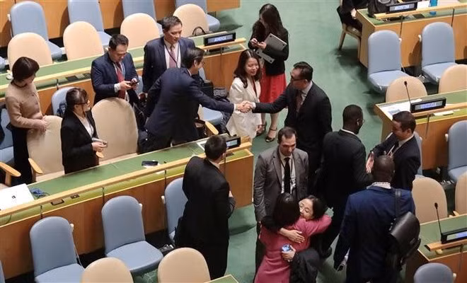Des représentants de pays viennent féliciter le Vietnam. Photo : VNA