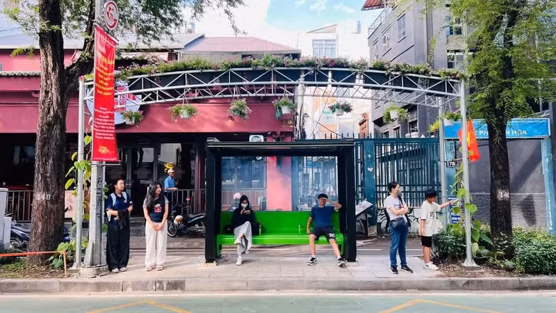 Un abribus de la rue Pasteur, agrémenté de végétation et de fleurs fraîches, offre aux passagers un espace confortable et agréable. (Photo : QUY HIEN)