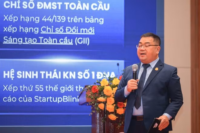 Vu Viet Anh, responsable de la communauté Martech du Techfest Vietnam, présente une communication sur l'écosystème des startups au Vietnam lors de ce même événement. Photo: VNA