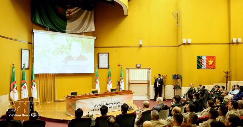 Des organismes vietnamiens et algériens ont organisé conjointement, le 27 septembre, la projection du documentaire « Vietnam-Algérie, si lointains mais si proches », retraçant l’histoire des relations d’amitié entre les deux pays et les deux peuples. Photo : VNA.
