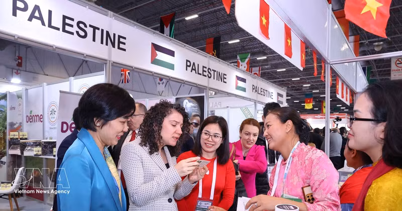 Des visiteurs découvrent le stand de la coopérative Hanoi Xanh lors du Halal Expo 2025, organisé du 26 au 29 novembre 2025 à Istanbul, en Türkiye. La délégation vietnamienne y a présenté une gamme diversifiée de produits halal, notamment agricoles, alimentaires, cosmétiques et pharmaceutiques. Photo : VNA