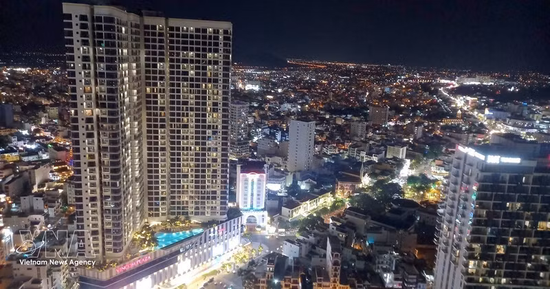 Nha Trang s’illumine à la nuit tombée, entre complexes résidentiels et infrastructures touristiques. Photo : VNA.