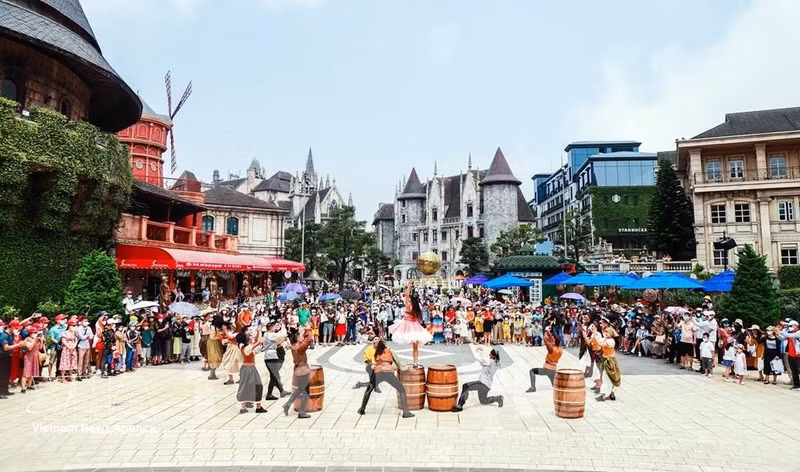Les spectacles artistiques organisés dans les sites touristiques de Da Nang attirent un grand nombre d’habitants et de touristes. Photo : VNA.
