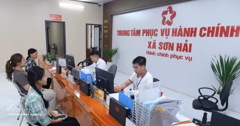Des habitants effectuent des procédures administratives au centre des services administratifs publics de la commune de Son Hai (province de Bac Ninh). Photo : VNA.