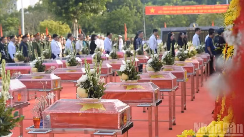 Cérémonie d’hommage, de dernier adieu et d’inhumation de 71 restes de martyrs dans la zone frontalière de Lao Cai. (Photo : Cong Hai)