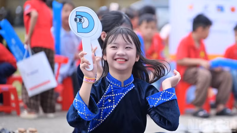 Des élèves de la commune de Nghia Ta, province de Thai Nguyen, participent au concours « La cloche d’or » lors de la première étape de la tournée « Classes joyeuses ». (Photo : LINH PHAN)