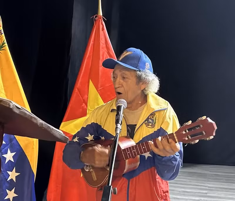 ca-si-nhac-si-edgar-parra-bieu-dien-cac-ca-khuc-ca-ngoi-chu-tich-ho-chi-minh.jpg