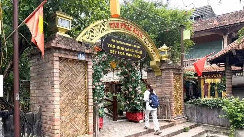 Le village de la soie de Vạn Phúc, à Hanoï, est une destination touristique attrayante qui séduit les visiteurs vietnamiens et étrangers. Photo: nhandan.vn