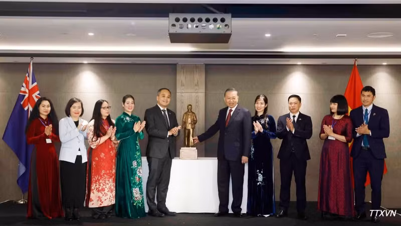 Le Secrétaire général du PCV et Président vietnamien To Lam offre une statue du Président Ho Chi Minh à l’ambassade du Vietnam en Nouvelle-Zélande. (Photo : VNA)