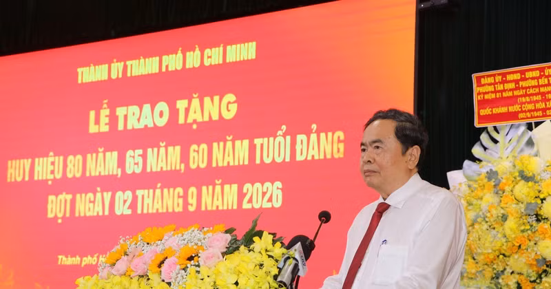 Le président de l’Assemblée nationale du Vietnam Tran Thanh Man à une cérémonie de décerner les Insignes commémoratifs pour 80, 65 et 60 ans d’appartenance au Parti en faveur des vétérans révolutionnaires des quartiers de Tan Dinh, Ben Thanh, Xuan Hoa et Sai Gon. Photo: VNA