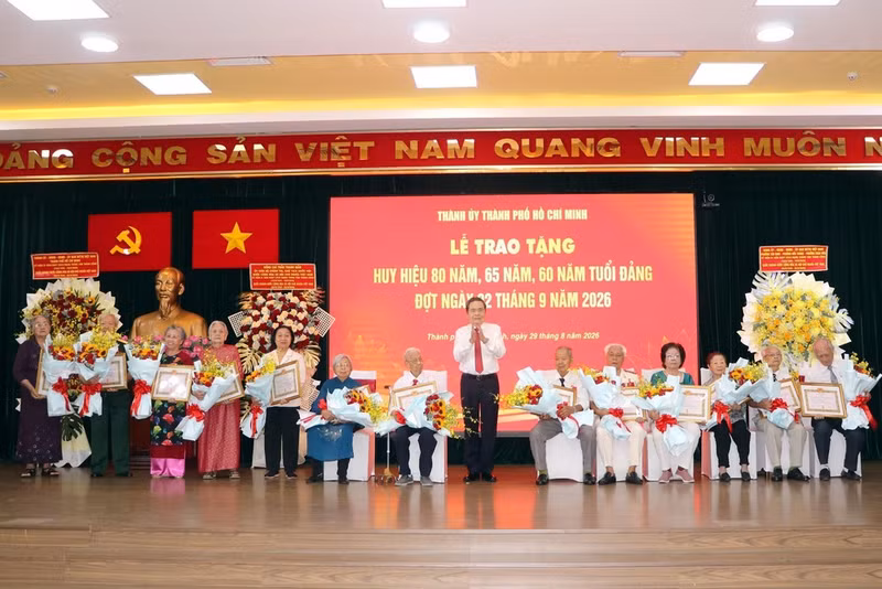 Le président de l’Assemblée nationale du Vietnam Tran Thanh Man à une cérémonie de décerner les Insignes commémoratifs pour 80, 65 et 60 ans d’appartenance au Parti en faveur des vétérans révolutionnaires des quartiers de Tan Dinh, Ben Thanh, Xuan Hoa et Sai Gon. Photo: VNA