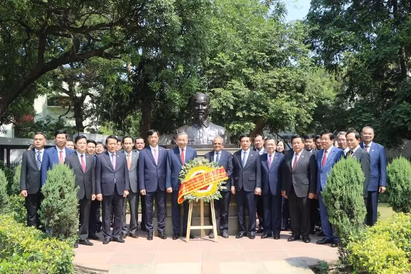 Le secrétaire général du Parti communiste du Vietnam (PCV) et président du Vietnam, To Lam, accompagné d’une haute délégation vietnamienne, dépose une gerbe de fleurs devant le buste du Président Hô Chi Minh. Photo : VNA.