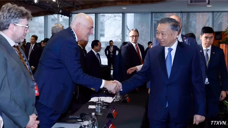 Le secrétaire général du Parti et président de la République To Lam avec les délégués participant au Forum Vietnam-Nouvelle-Zélande sur l’enseignement supérieur et la formation professionnelle. (Photo : VNA)