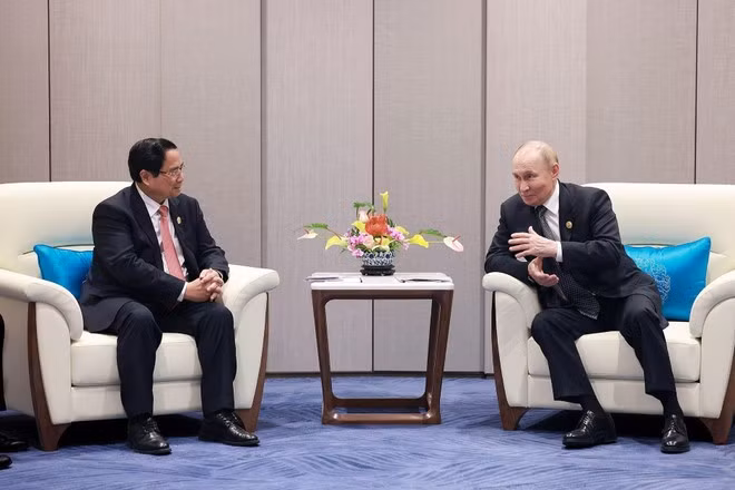 Lors de la rencontre entre Le Premier ministre Pham Minh Chinh (à gauche) et le président russe Vladimir Poutine. Photo : VNA