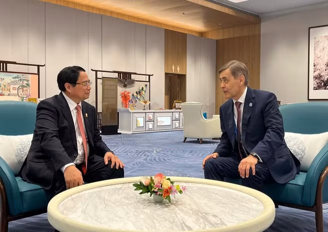 Le Premier ministre vietnamien Pham Minh Chinh (à gauche) rencontre le secrétaire général de l’OCS Nurlan Yermekbayev.. Photo : VNA.