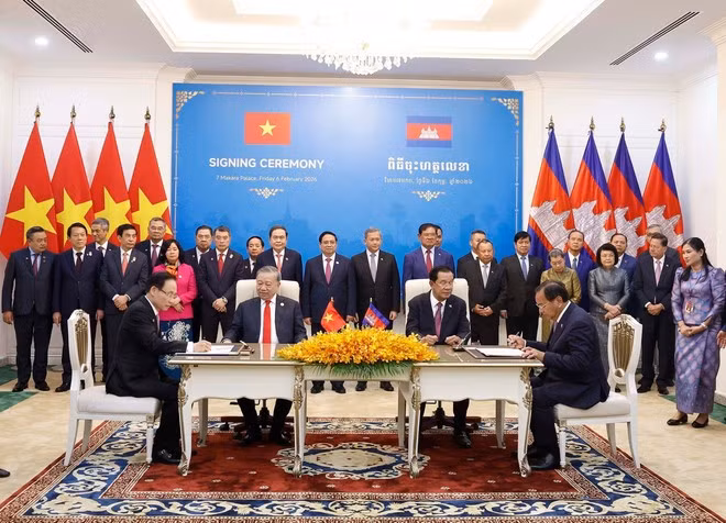 Signature d'un accord de coopération pour la période 2026-2030 entre le Comité du Parti du ministère vietnamien des Affaires étrangères et la Commission des relations extérieures du Comité central du PPC. Photo: VNA