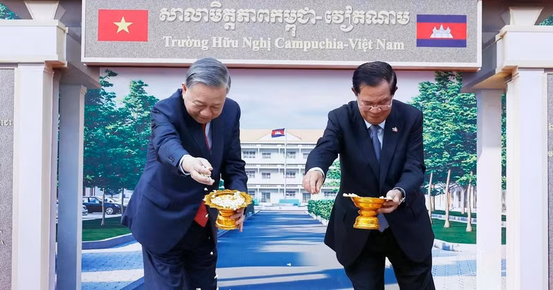 Le secrétaire général du PCV, To Lam (gauche), et le président du Sénat cambodgien, Hun Sen à la cérémonie de pose de la première pierre de l'École d'amitié Cambodge-Vietnam. Photo : VNA.