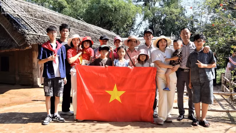Des habitants se rendent au site historique national spécial de Kim Lien dans la matinée du 2 septembre.