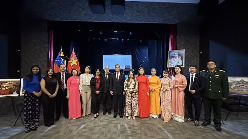 Des universitaires, des chercheurs et des cadres de l’ambassade du Vietnam au Venezuela posent pour une photo de groupe lors de la cérémonie. (Photo : Ambassade du Vietnam au Venezuela)