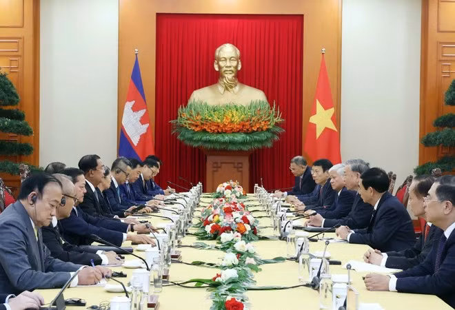 Le secrétaire général du Parti communiste du Vietnam Tô Lâm, rencontre Hun Sen, président du Parti du peuple cambodgien (CPP). Photo : VNA.