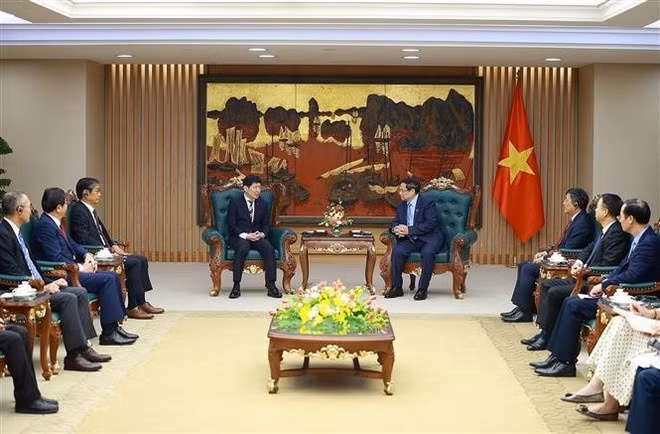 Le Premier ministre Pham Minh Chinh (droite) reçoit Yamamoto Ichita, gouverneur de la préfecture de Gunma (Japon), en visite de travail au Vietnam. Photo : VNA.