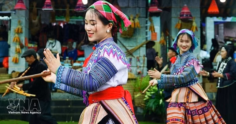 Spectacle de danse de l’ethnie Hmong lors de la "Journée de la grande union nationale" des communautés ethniques au Village culturel et touristique des ethnies du Vietnam. Photo : VNA.