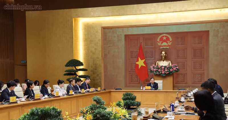 La rencontre entre le vice-Premier ministre permanent Pham Gia Tuc et des représentants d’associations et d’entreprises américaines investissant et opérant au Vietnam, le 17 juillet à Hanoï. Photo : baochinhphu.vn