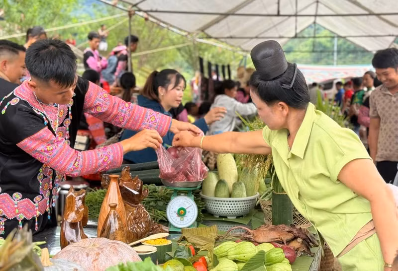 Le marché réunit les produits caractéristiques des différentes communautés ethniques. Photo : VOV.