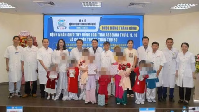 Les médecins de l’Hôpital central de Hue organisent une cérémonie de sortie pour les jeunes patients. Photo : laodong.vn