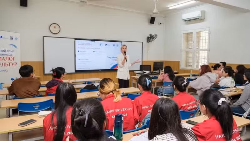 Les activités en présentiel dans le cadre du projet se déroulent du 6 au 16 octobre dans de grands lycées et universités du Vietnam. (Photo : XUAN HUNG)