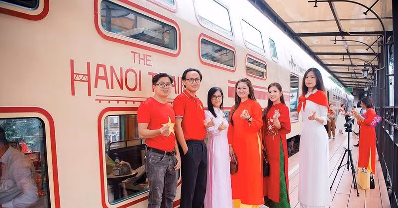 Le train « Cinq portes de la ville » de Hanoï illustre clairement comment l’atmosphère de la Fête nationale peut être intégrée à un produit touristique. Photo : baodautu.vn