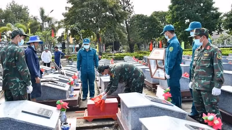 Des cadres et soldats procèdent au prélèvement d’échantillons sur les restes provenant de 643 tombes de soldats morts pour la Patrie dont l’identité n’a pas encore été établie au cimetière de Hon Dat. (Photo : THU HUONG).