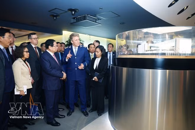 Le Premeier ministre Pham Minh Chinh visite le Centre de contrôle du système de métro de Moscou. Photo: VNA.