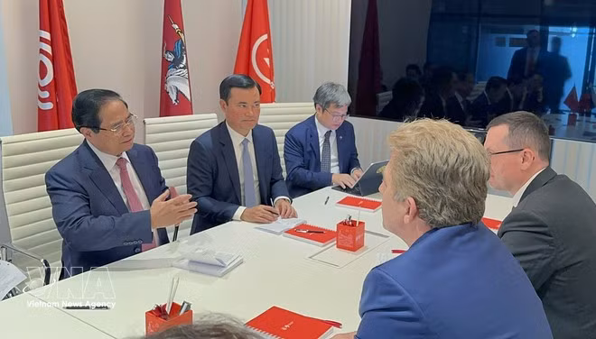 Le Premier ministre Pham Minh Chinh travaille avec des responsable du Centre de contrôle du système de métro de Moscou. Photo: VNA.