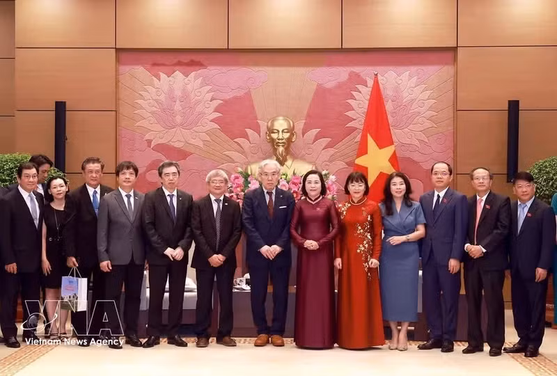 La vice-présidente de l’Assemblée nationale Nguyên Thi Thanh, le président du groupe japonais Tokushukai, Higashiue Shinichi et des délégués japonais et vietnamiens. Photo: VNA