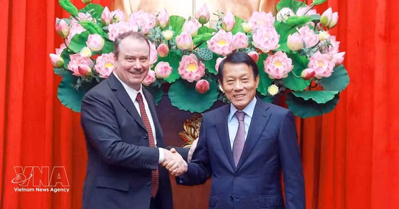 Le général Lương Tam Quang, ministre vietnamien de la Sécurité publique (droite) et le vice-représentant américain au Commerce, Rick Switzer, à Hanoï. Photo : VNA