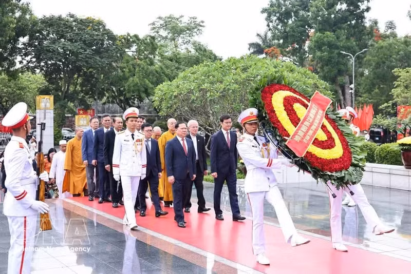 Délégation du Comité central du Front de la Patrie du Vietnam au Mémorial des Héros morts pour la Patrie, situé rue Bac Son à Hanoï. Photo : VNA