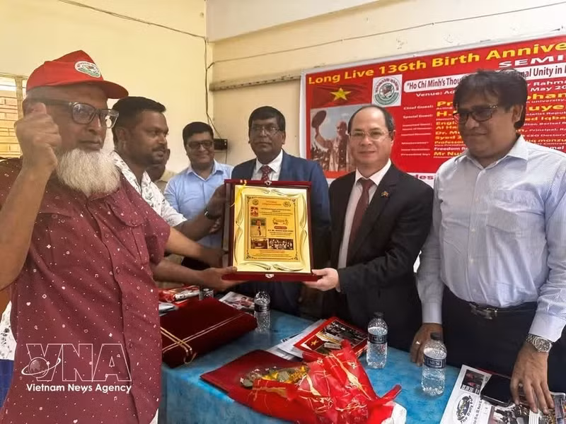L’ambassadeur du Vietnam au Bangladesh, Nguyên Manh Cuong, avec des délégués au séminaire, à Dacca. Photo : VNA