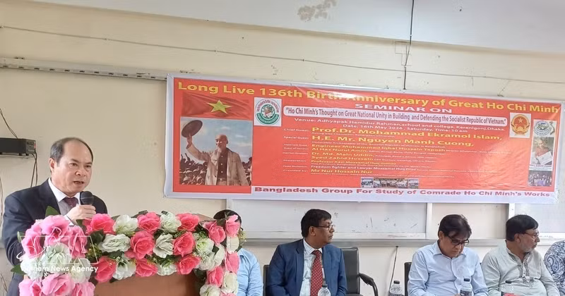L’ambassadeur du Vietnam au Bangladesh, Nguyên Manh Cuong, s’exprime lors du séminaire sur la pensée Hô Chi Minh sur l’union nationale, à Dacca. Photo : VNA.