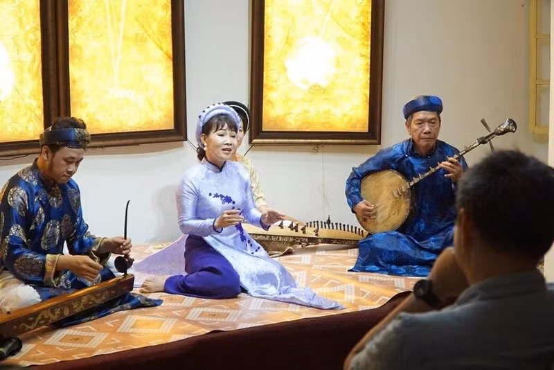 Les spectacles de Ca Huế sont également devenus un produit phare du tourisme culturel local, contribuant à faire découvrir ce patrimoine aux visiteurs vietnamiens et étrangers. (Source : journal Van Hoa)
