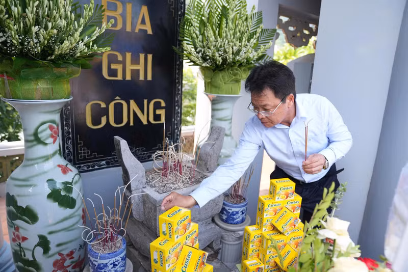 Dang Sy Manh, président du Conseil des membres de la Compagnie nationale des chemins de fer du Vietnam, allume de l’encens devant la stèle commémorative. (Photo : VGP)