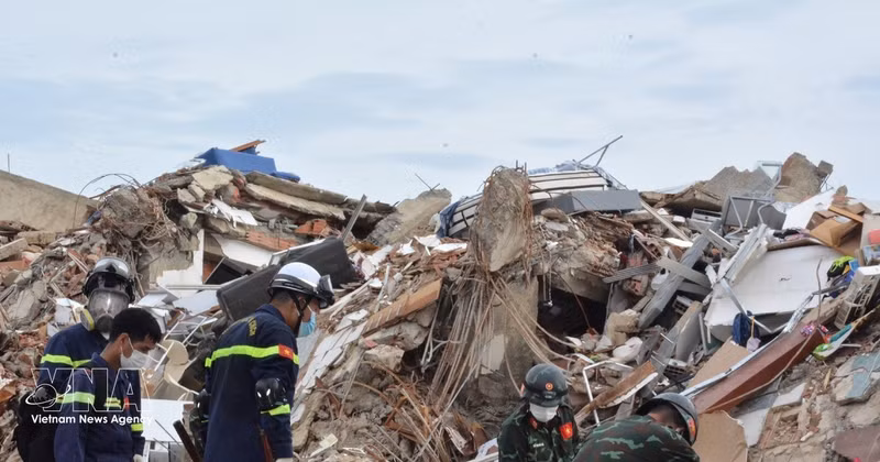 Les secouristes vietnamiens s'efforcent de chercher des victimes sous les décombres. Photo : VNA