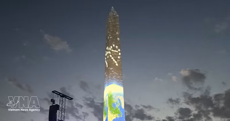 Le logo « Freedom 250 » et une représentation de la Terre sont projetés sur le Washington Monument dans le cadre des célébrations du 250e anniversaire de l'indépendance des États-Unis. Photo: VNA 