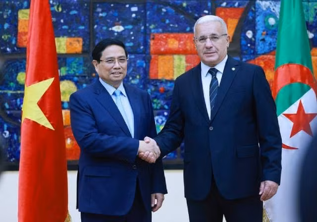 Le Premier ministre Pham Minh Chinh (gauche) rencontre le président de l'Assemblée populaire nationale d'Algérie, Ibrahim Boughali. Photo : VNA. 