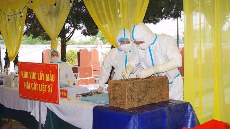 Les forces compétentes prélèvent des échantillons sur les restes de martyrs au cimetière des martyrs de Du-Dong Dat, commune de Phu Luong. (Photo : DUY DUC)