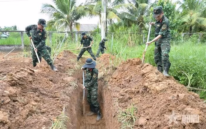 Zone du cimetière provisoire dans la commune de Khanh Thanh Tan, province de Vinh Long. Photo: qdnd.vn