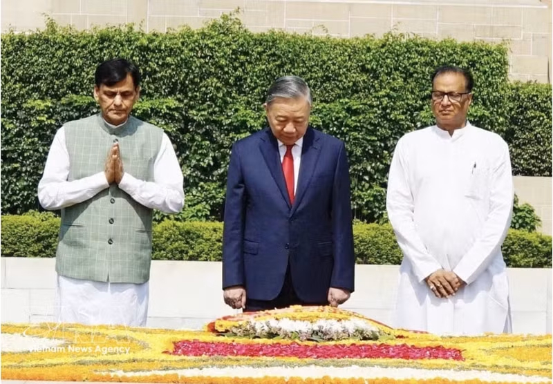 Le secrétaire général du Parti communiste du Vietnam (PCV) et président du Vietnam, To Lam, dépose des fleurs au mémorial de Mahatma Gandhi. Photo : VNA.