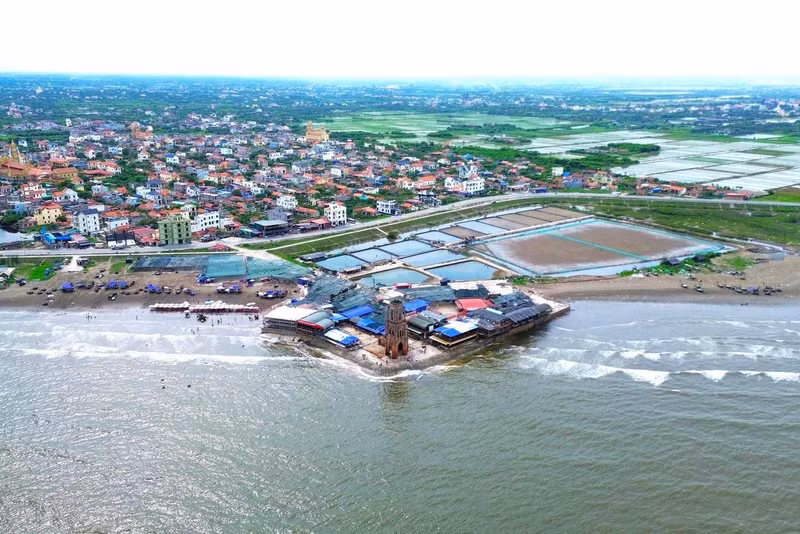 Le paysage du site touristique, site-témoin du changement climatique de l’église maritime de Hai Ly. (Photo : dantri.com.vn)