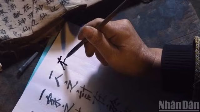 L'artisanat du papier artisanal ban des minorités Nung. Photo: nhandan.vn